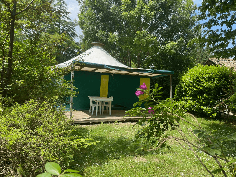 Terrasse bois couverte avec salon de jardin. Location bungalow en Ariège à Camon. Bungalow Toilé Cerisier Standard