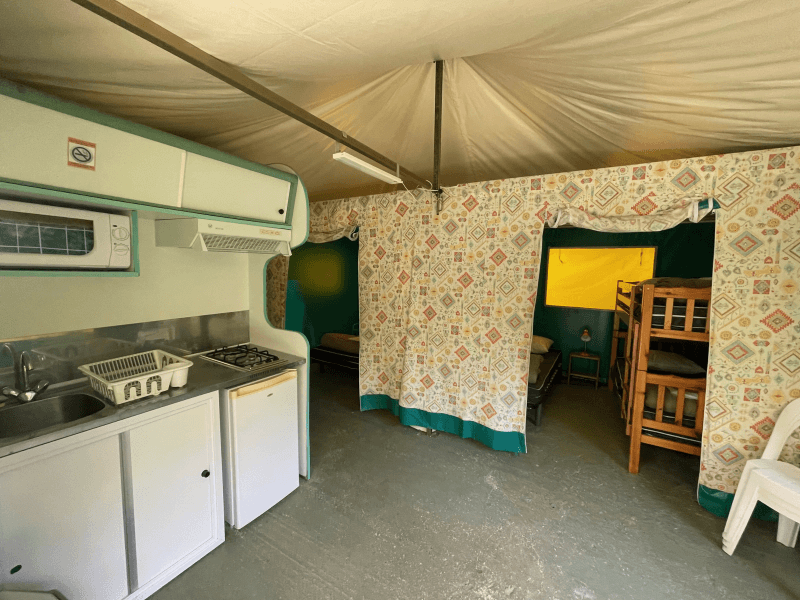 Coin cuisine salon. Location bungalow en Occitanie à Camon. Bungalow Toilé Cerisier Standard