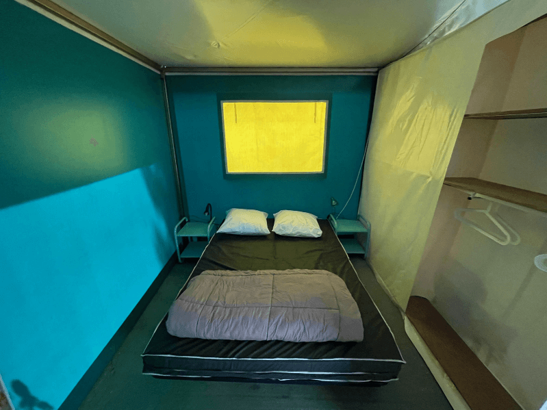 Chambre avec 1 lit double. Location bungalow en Ariège. Bungalow Toilé Cerisier Standard