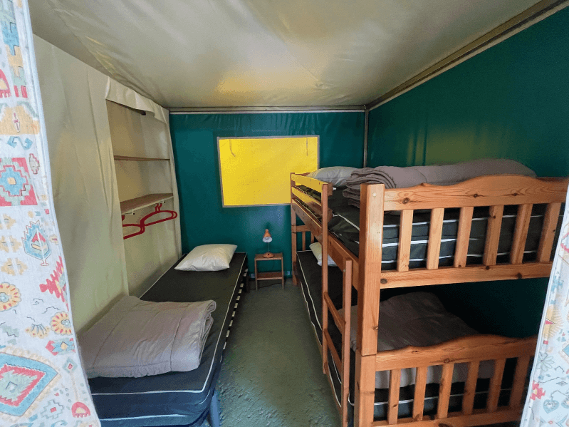 Chambre avec 3 lits dont 1 lit superposé. Location bungalow à Camon, en Ariège. Bungalow Toilé Cerisier Standard