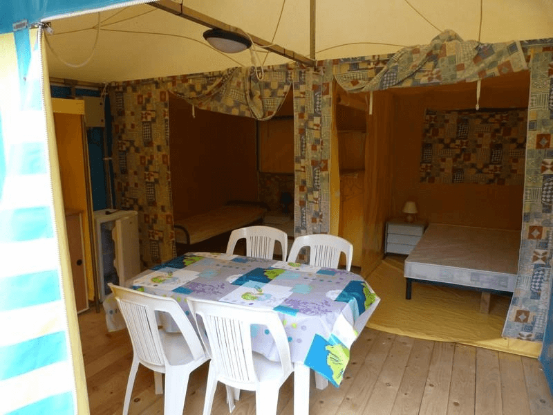 Kitchen-living area with view of bedrooms. Bungalow rental in Camon, Ariège. Standard Prunier Canvas Bungalow