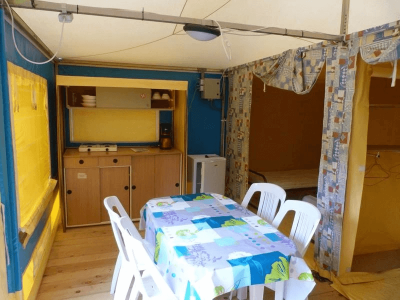Coin cuisine salon. Location bungalow à Camon, en Occitanie. Bungalow Toilé prunier Standard