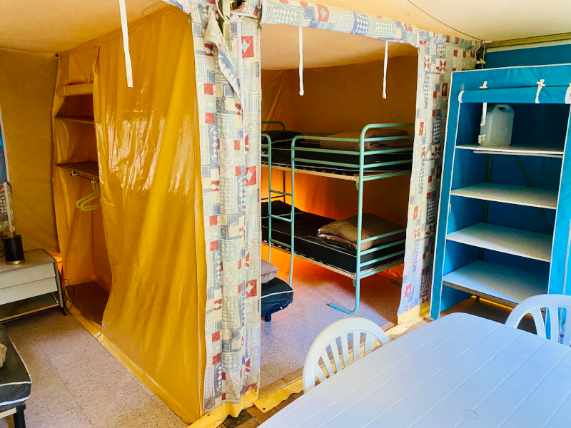 Kitchen/living area. Bungalow rental in Camon, Occitanie. Standard Prunier Canvas Bungalow
