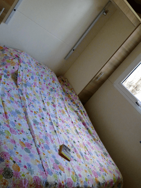 Chambre avec lit double. Location Chalets en Ariège, chalets Bouleau 4 personnes
