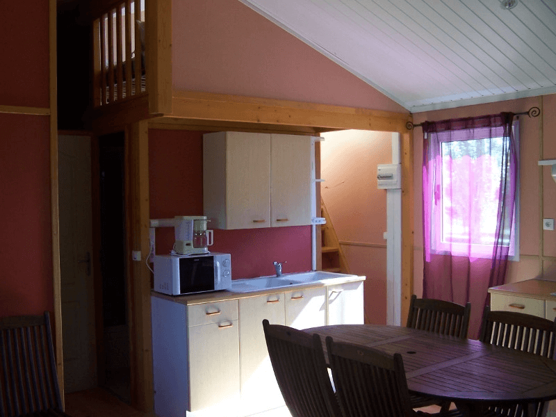 Kitchen/living area with sofa. Chalet rental in Ariège, Premium Cèdre chalet 6/8 people 
