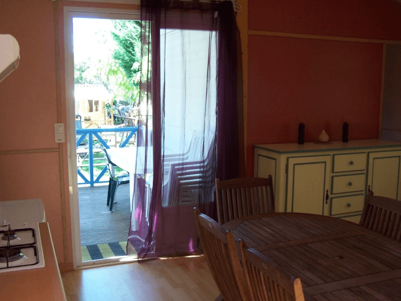 Salon spacieux avec table. Location Chalets en Ariège, chalets Cèdre Premium 6/8 personnes