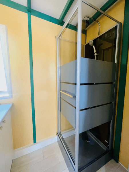 Salle de douche des chalets Pommier 4 personnes climatisés. Locations de chalets à Camon 