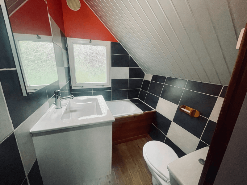 Salle de bain avec lavabo. Location Chalets en Ariège, chalets Tournesol 2/4 personnes