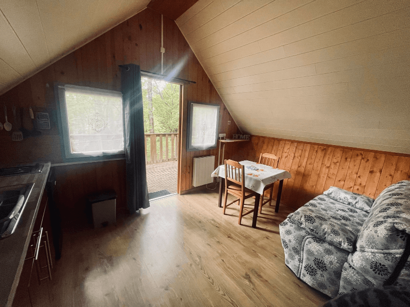 Coin cuisine. Location Chalets en Ariège, chalets Tournesol 2/4 personnes