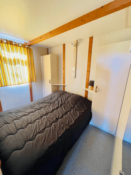 Chambre avec lit double, des chalets Châtaignier 5 personnes. Locations de chalets à Camon
