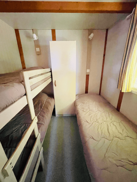 Chambre avec 3 lits dont 1 lit superposé, des chalets Châtaignier 5 personnes. Locations de chalets en Ariège
