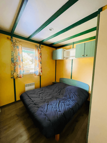 Chambre avec lit double. Location Chalets en Ariège, chalets Epicéa conforts 6 personnes