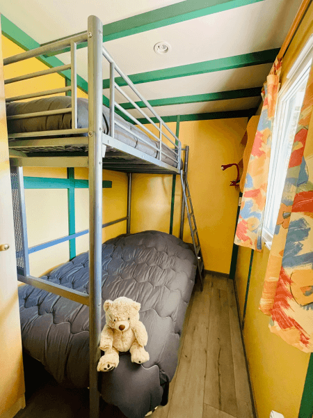 Chambre avec lit superposé. Location Chalets en Ariège, chalets Epicéa conforts 6 personnes