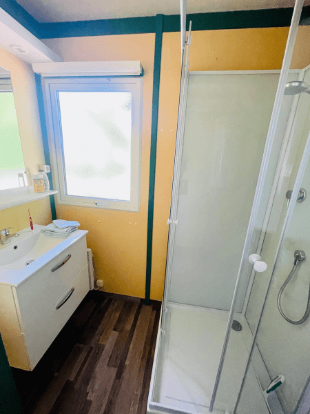 Salle de douche. Location Chalets en Ariège, chalets Epicéa conforts 6 personnes