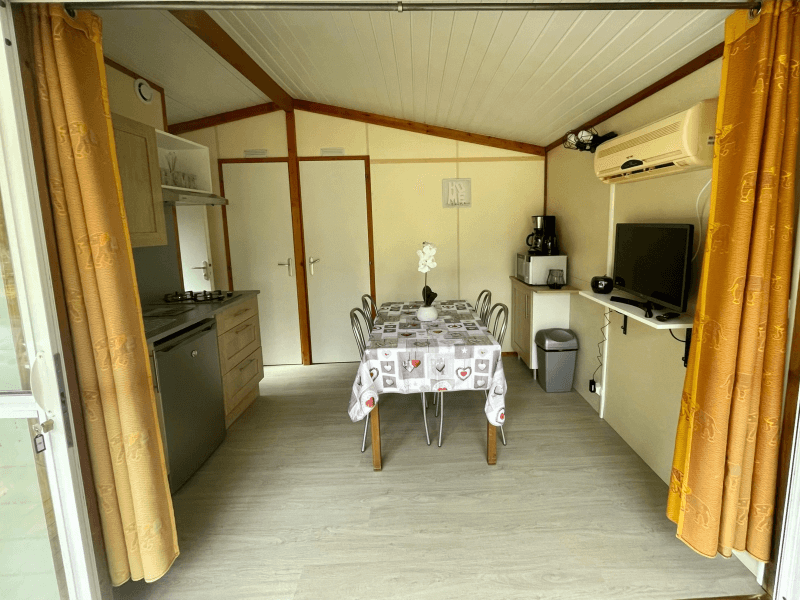 Kitchen area of the air-conditioned Peuplier chalets for 4 people. Chalet rentals in Occitanie