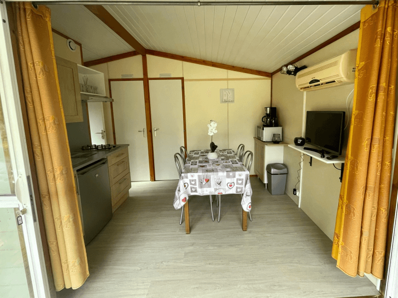 Coin cuisine des chalets Peuplier 4 personnes climatisés. Locations de chalets en Occitanie