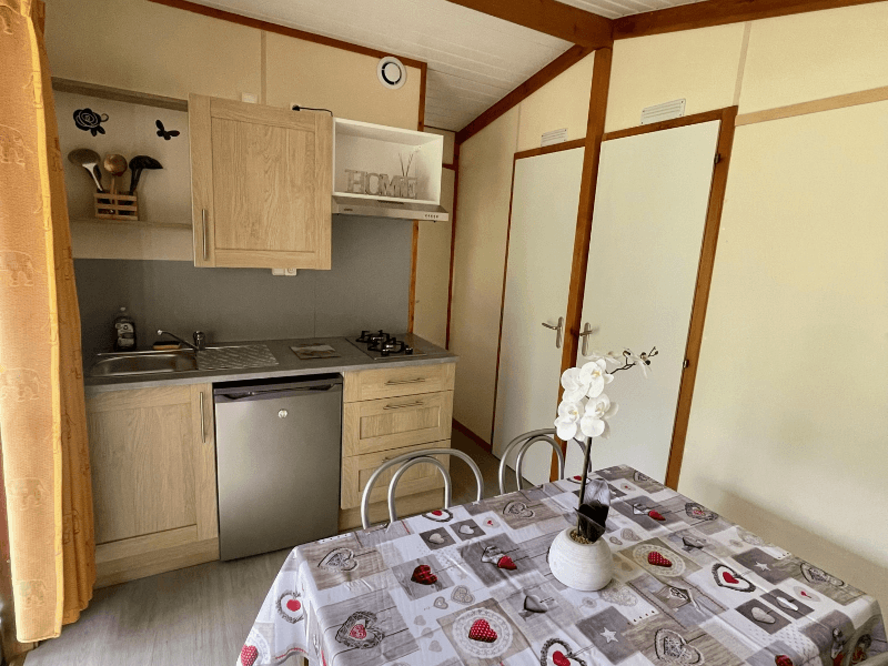 Coin cuisine des chalets Peuplier 4 personnes climatisés. Locations de chalets en Ariège