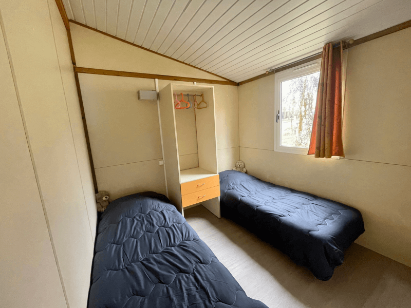 Chambre avec 2 lits des chalets Peuplier 4 personnes climatisés. Locations de chalets à Camon