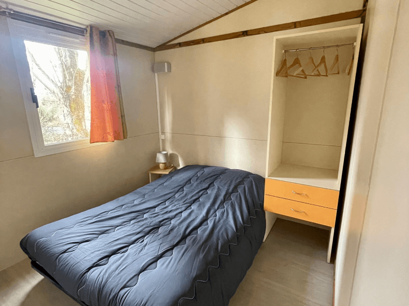 Chambre avec lit double des chalets Peuplier 4 personnes climatisés. Locations de chalets en Ariège