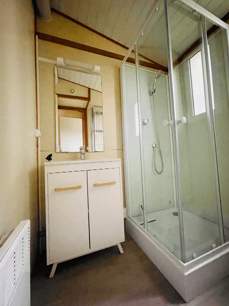 Salle de douche des chalets Peuplier 4 personnes climatisés. Locations de chalets en Occitanie