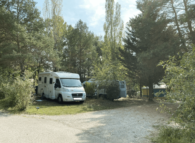 Les emplacements de Camping en Ariège pur camping-car, du camping la Pibola à Camon en Occitanie.