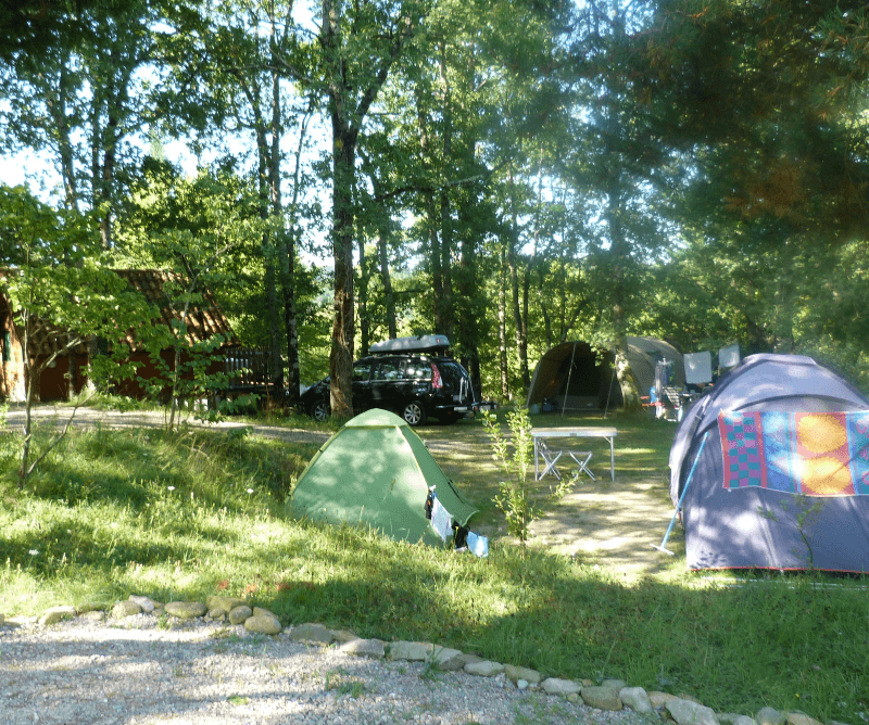 Emplacement tentes du camping la Pibola à Camon en Ariège