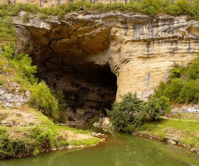 La grotte du Mas d’Azil à découvrir, lors de votre séjour au camping nature familial la Pibola à Camon, près de Mirepoix