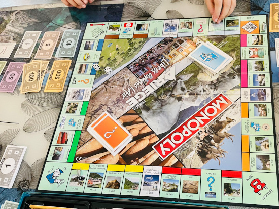 Soirée jeux de sociétés à la Pibola, camping en Occitanie