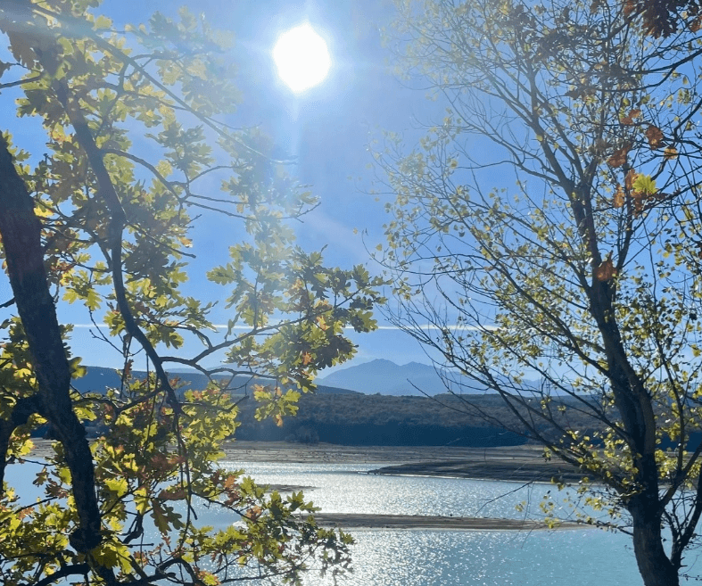 Lac de Montbel, where you can enjoy a wide range of activities during your stay at the La Pibola family nature ampsite in Camon