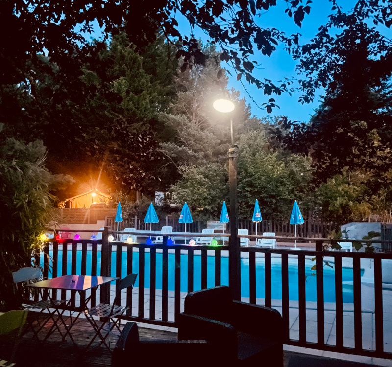 Piscine de nuit, camping familial à Camon dans l’Ariège