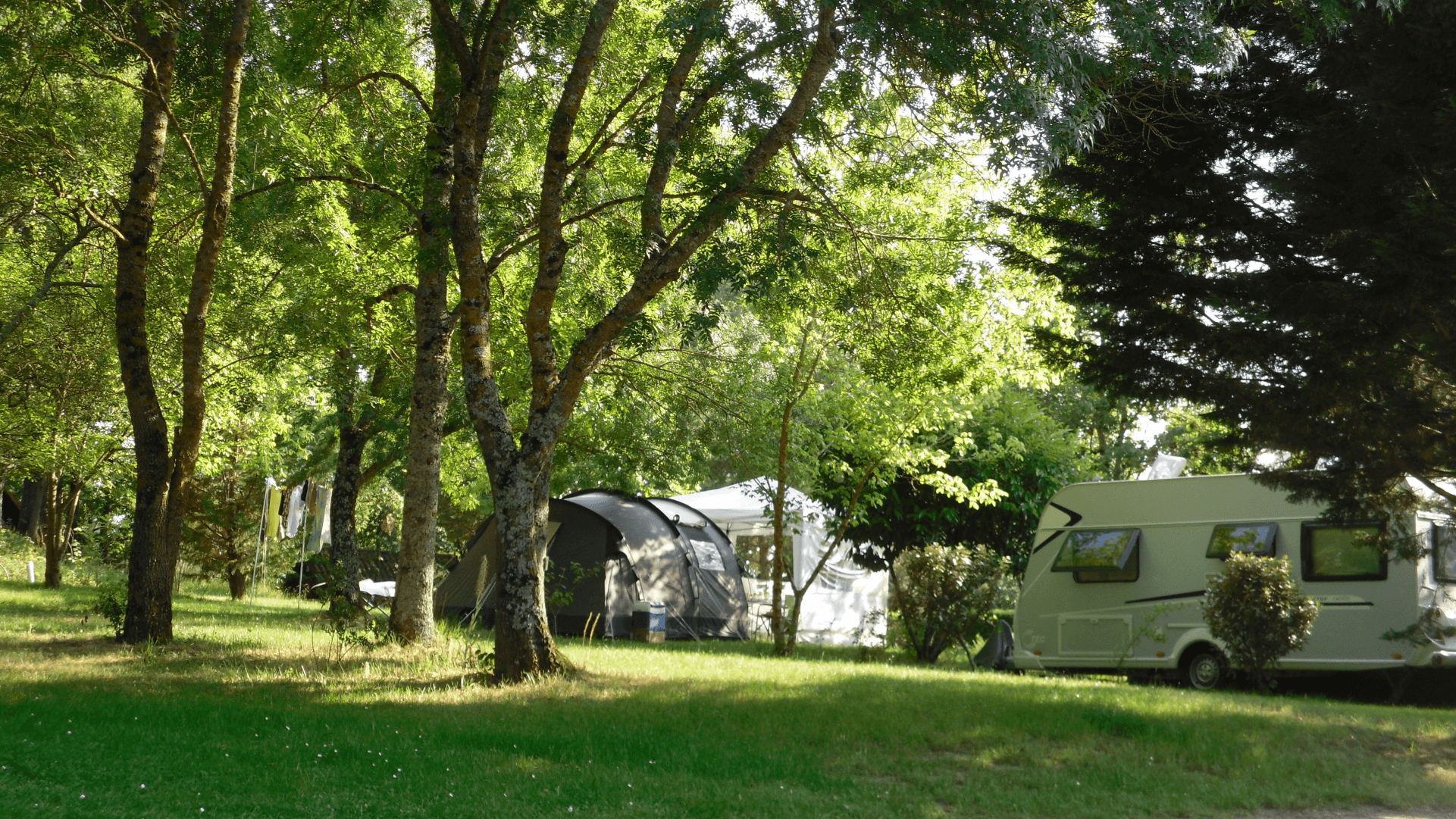 Les emplacements du camping la Pibola à Camon en Ariège, Occitanie, emplacement tente, caravanes et camping-car