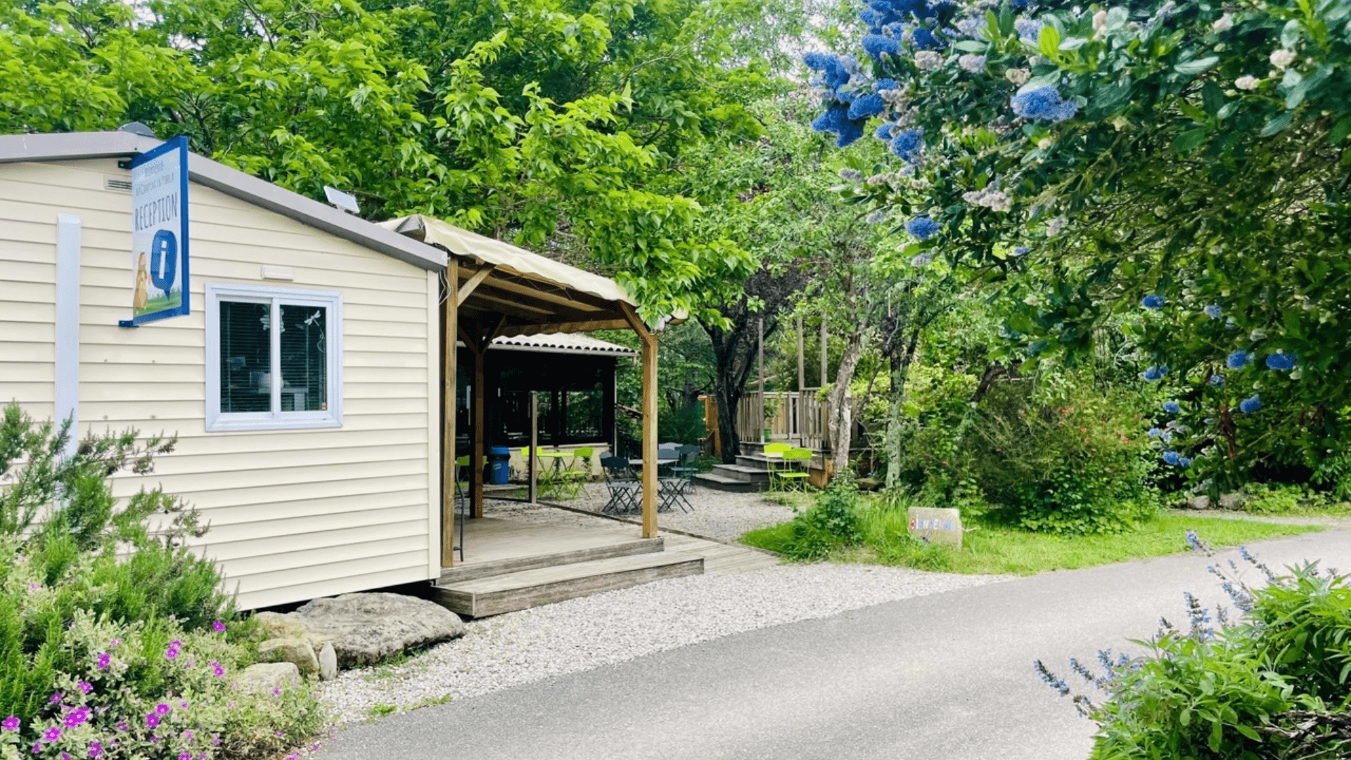 La réception du camping la Pibola, locations mobil-homes et chalets à Camon en Ariège