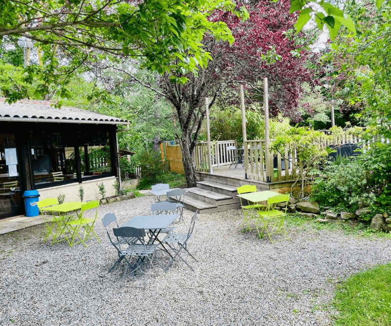 Vue extérieure du bar, du camping la Pibola à Camon en Occitanie