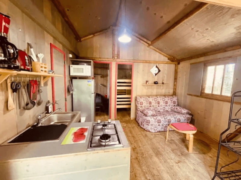 Kitchen-living room at the Erable Lodge Comfort. Glamping in Camon, Ariège