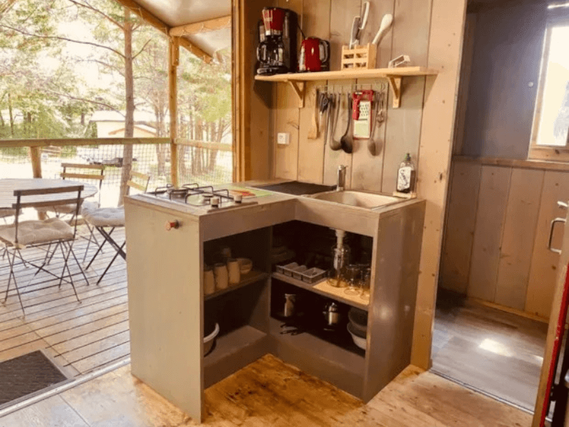 Coin cuisine équipée du Lodge Èrable Confort. Le glamping à Camon