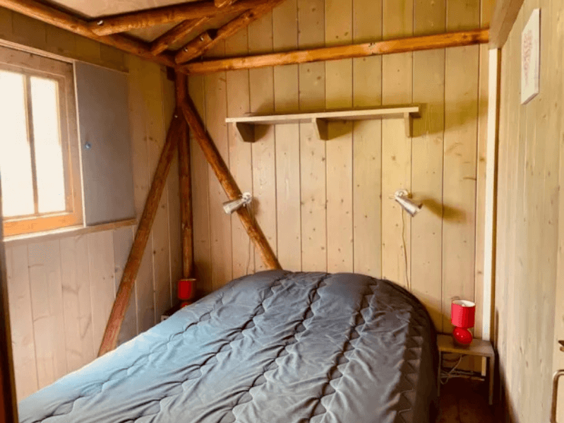 Chambre avec lit double du Lodge Èrable Confort. Le glamping à Camon en Ariège