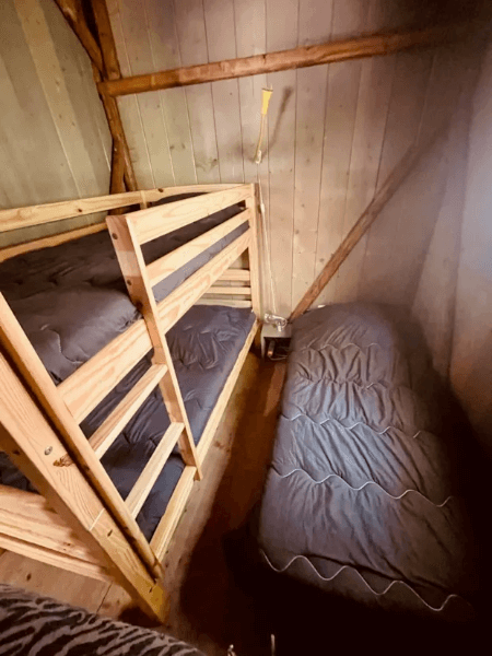 Chambre avec 3 lits dont 1 lit superposé du Lodge Èrable Confort. Le glamping à Camon à Camon