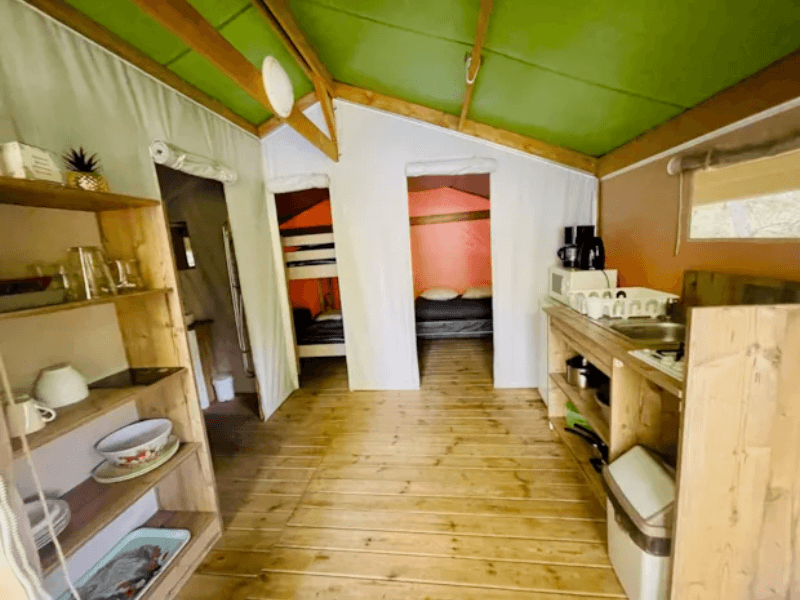 Kitchen-living room at Noisetier Lodge Standard. Glamping in Camon, Occitanie