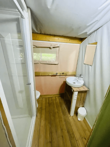 Salle de douche avec WC du Lodge Noisetier Confort. Le glamping en Ariège
