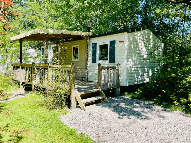 Terrasse en bois couverte avec salon de jardin. Location mobil-homes à Camon en Ariège, mobil-home Chêne confort 4 personnes