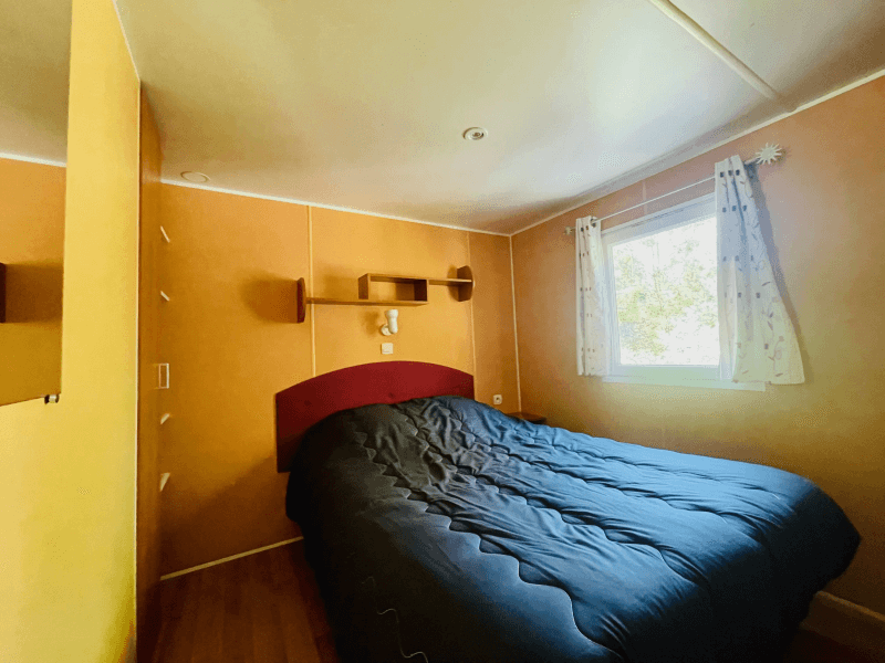 Chambre avec lit double. Location mobil-homes à Camon, en Ariège, mobil-home Chêne confort 4 personnes