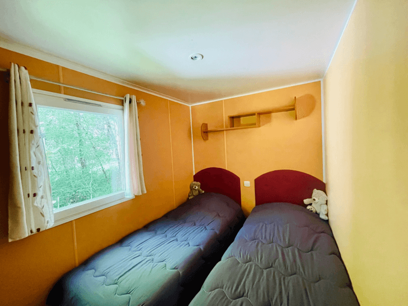 Bedroom with 2 single beds. Mobile home rental in Camon, Ariège, comfort Chêne mobil-home 4 people