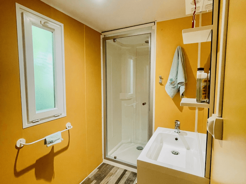 Bathroom. Mobile home rental in Ariège, confort Chêne mobile home 4 people
