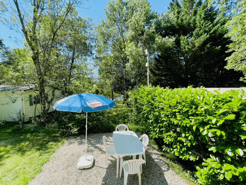 Salon de jardin avec parasol. Location Mobil-homes en Ariège à Camon, mobil-home Frêne confort 4 personnes 