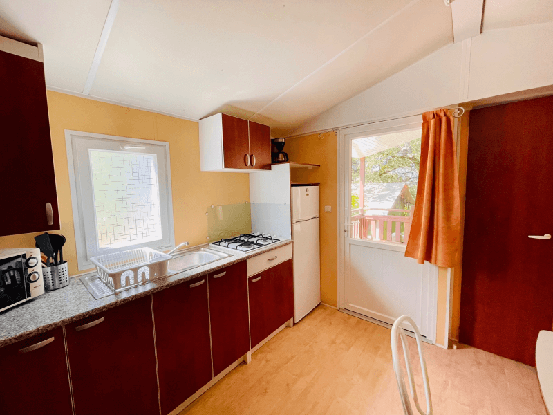 Equipped kitchenette. Mobile home rental in Ariège, comfort Frêne mobile home 4 people