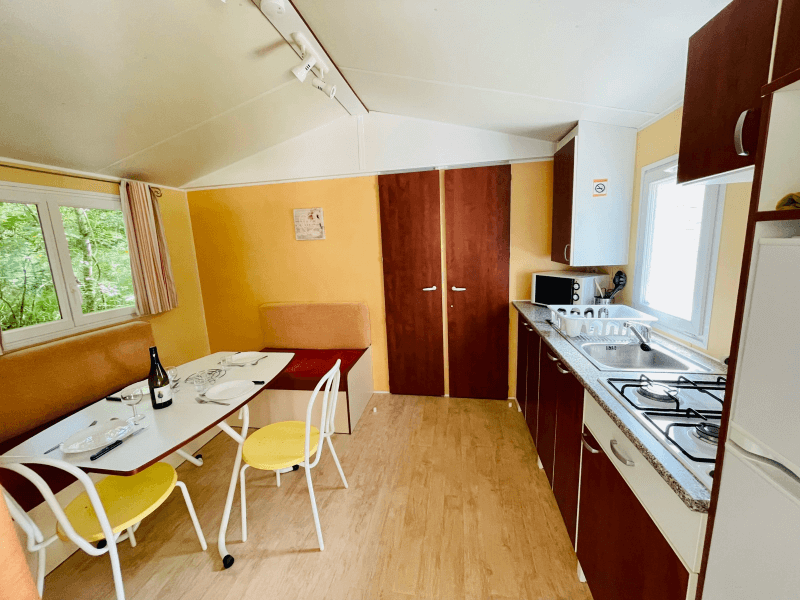 Kitchenette. Mobile home rental in Camon, Ariège, Occitanie, comfort Frêne mobile home 4 people