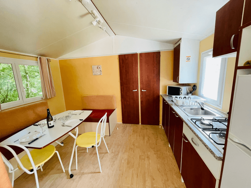 Coin cuisine. Location Mobil-homes à Camon, en Ariège, en Occitanie, mobil-home Frêne confort 4 personnes