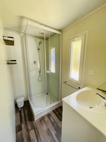 Shower room. Mobile home rental in Ariège, comfort Frêne mobile home 4 people