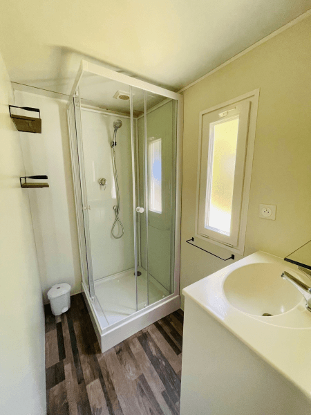 Salle de douche. Location Mobil-homes en Ariège, mobil-home Frêne confort 4 personnes