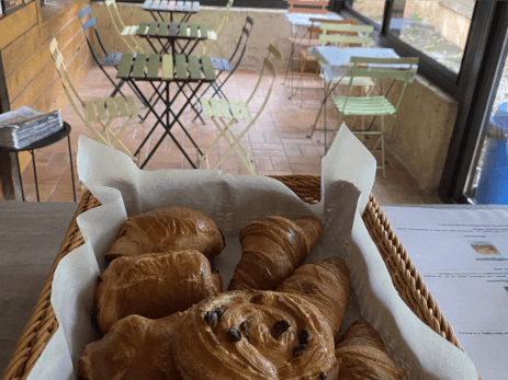 Sale of pastries at la Pibola, camping in Camon